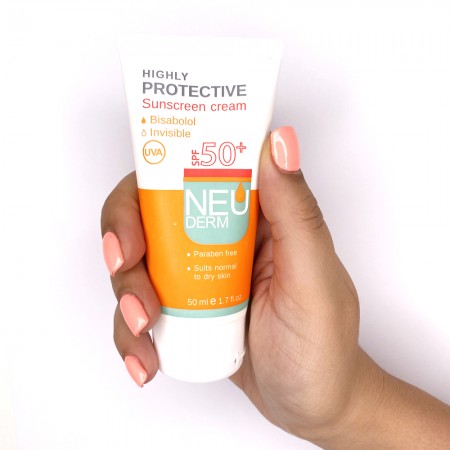 کرم ضد آفتاب بی رنگ نئودرم مناسب پوست معمولی و خشک SPF +50