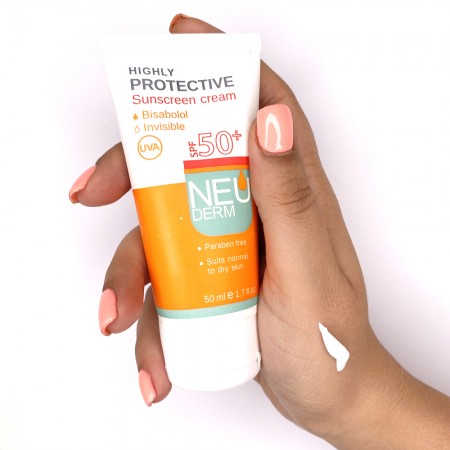 کرم ضد آفتاب بی رنگ نئودرم مناسب پوست معمولی و خشک SPF +50